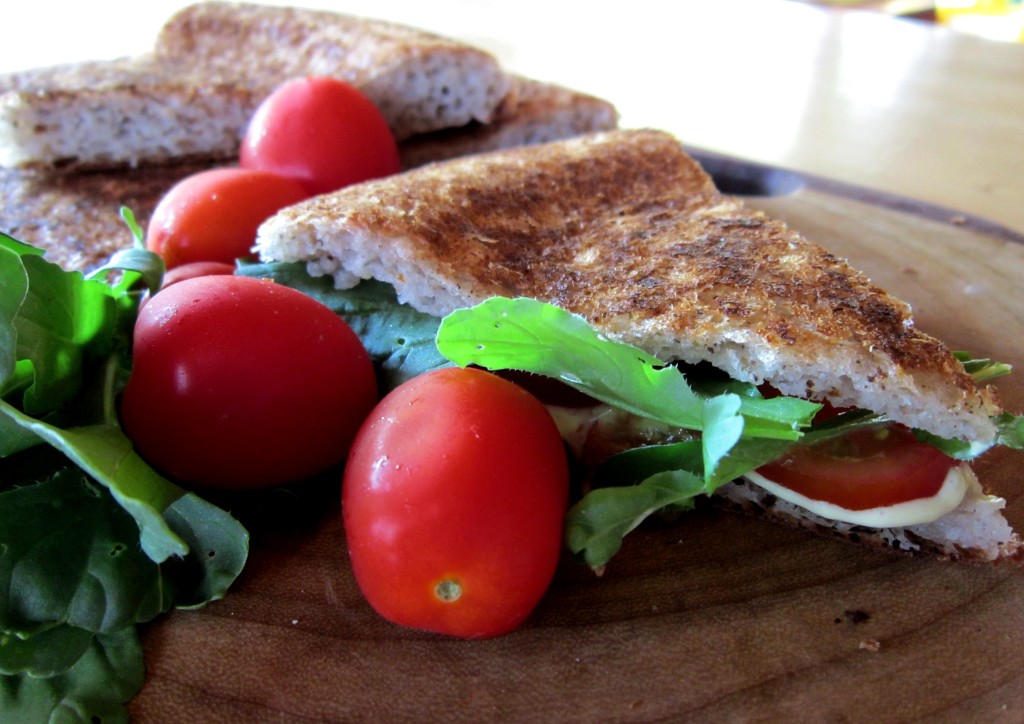 Focaccia superfacile con maionese senza uova, rucola selvatica e pomodorini. E tu?? come la prepari per te??
