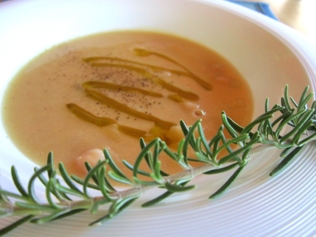 Passatina di ceci alle erbe aromatiche.