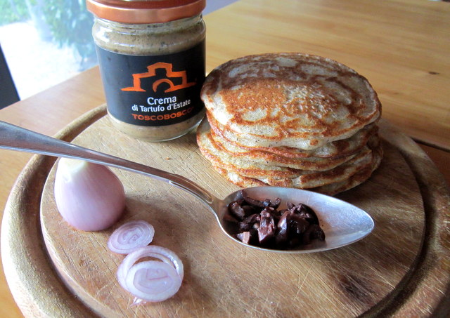 Blinis serviti con crema di tartufo