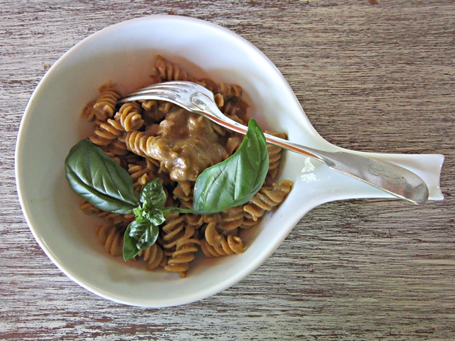 fusilli_di_farina_di_ceci_conditi_con_pesto _iciliano _egan