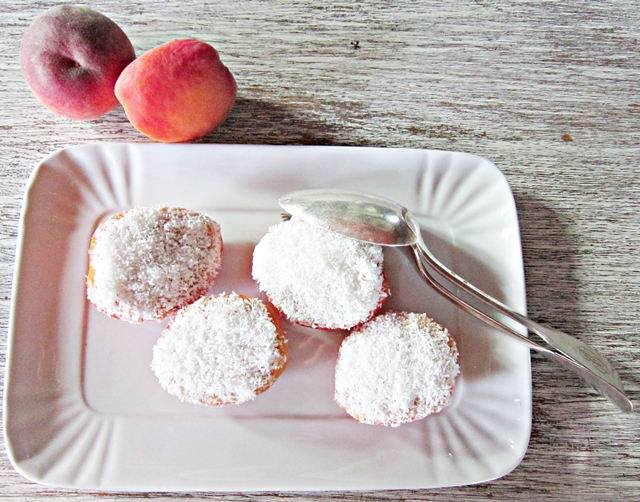 Dessert_crudista_di_albicocche_e_pesche_coperto_di_cocco