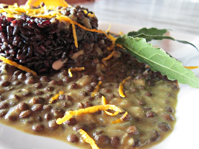 Lenticchie nere Beluga al Curry Madras con crema di cocco e riso nero Venere