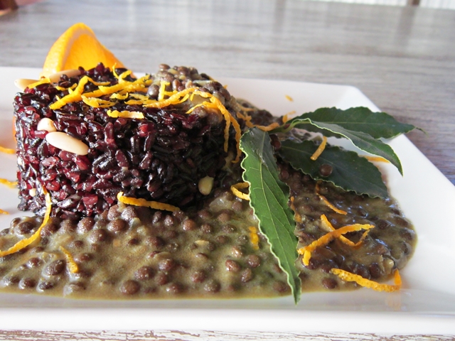 il_piatto_è_decorato_con_filetti_di_scorza_di_arancia_e_pinoli_