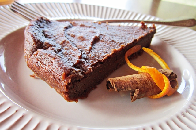 fetta_di_torta_decorata_con_cannella_e_arancio