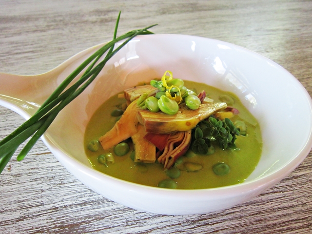 ciotola_contenente_la_zuppa_decorata_con_un_ciuffo_di_erba_cipollina_e_maggiorana