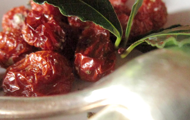 Primo_piano_dei_pomodorini_nel_piatto_con_la_posata_di_servizio