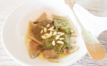 Testaroli_pasta_tagliata_losanghe_condita_pesto_