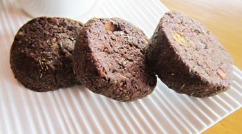 primo_piano_gallette_su_vassoio_bianco