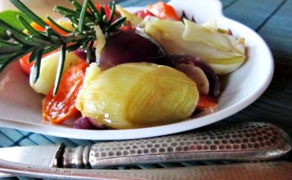 piattino_bianco_contenente_verdure_ cotte_primo_piano_porro_rosmaino