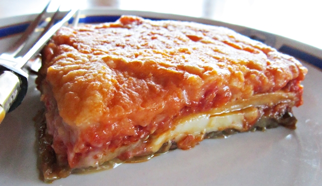 porzione_melanzane_su_piatto_bianco_bordato_blu